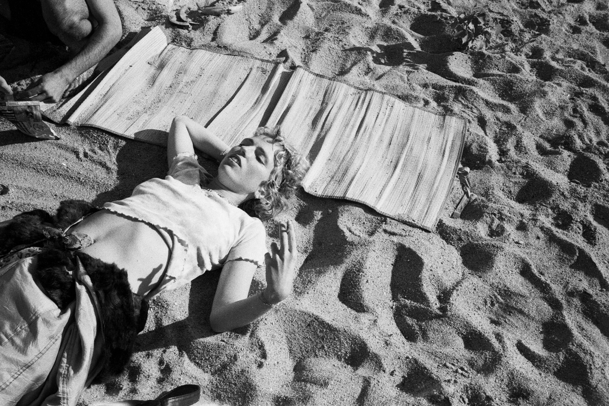 1_girl-smoking-beach-patacao
