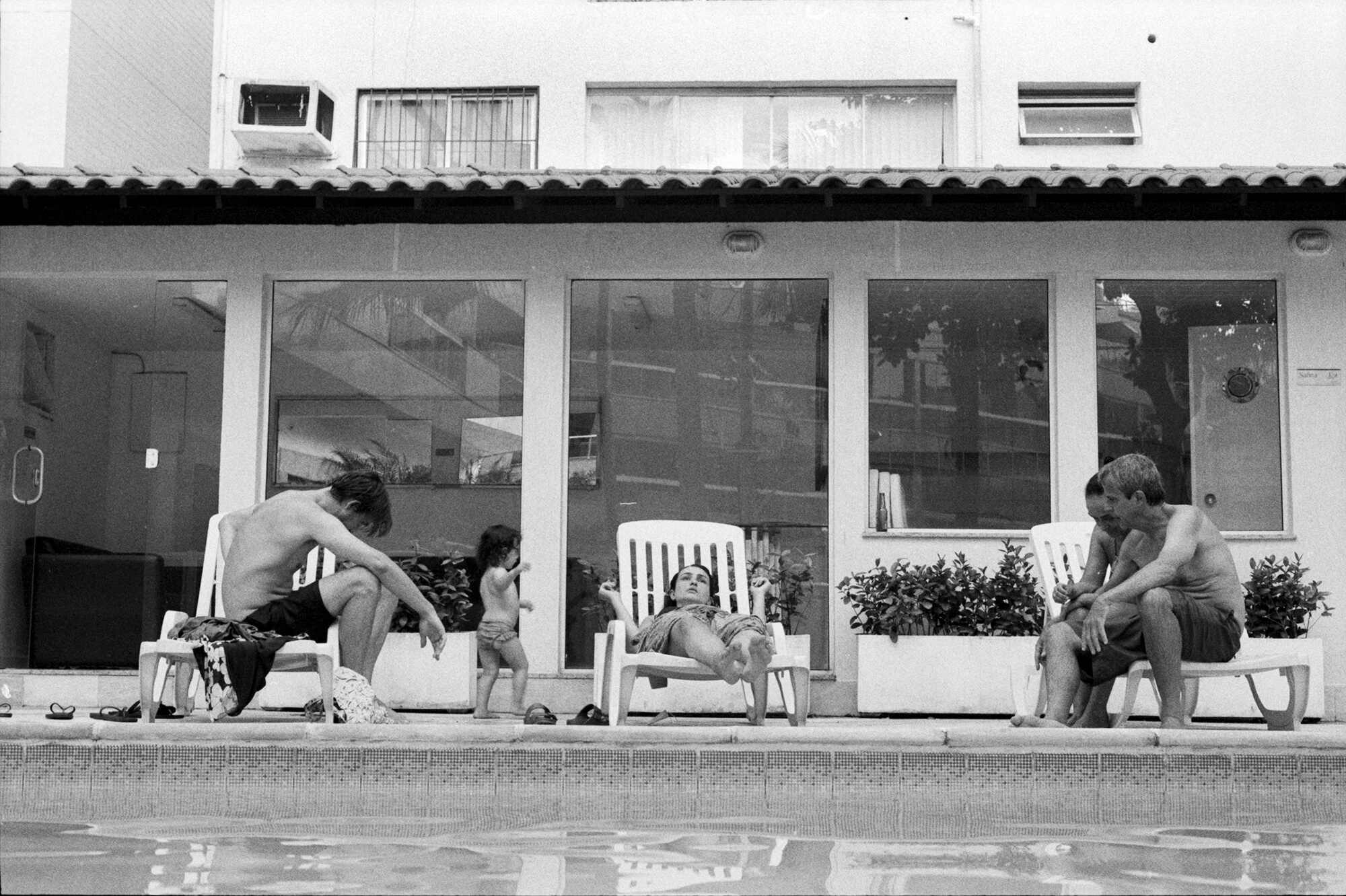 2_family-swimming pool