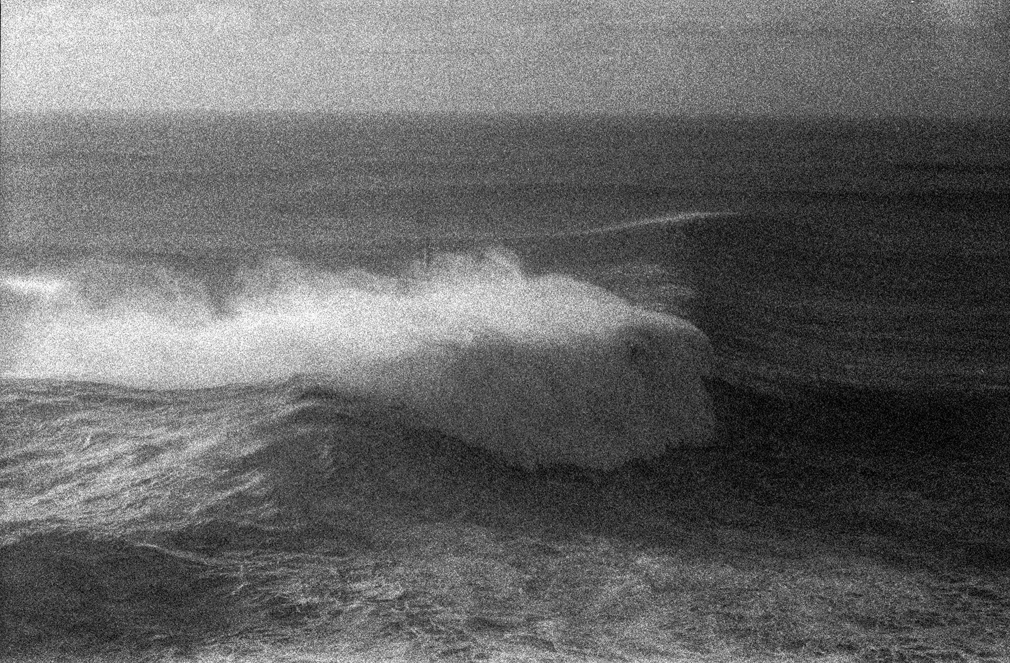 4_wave-nazare-black-and-white